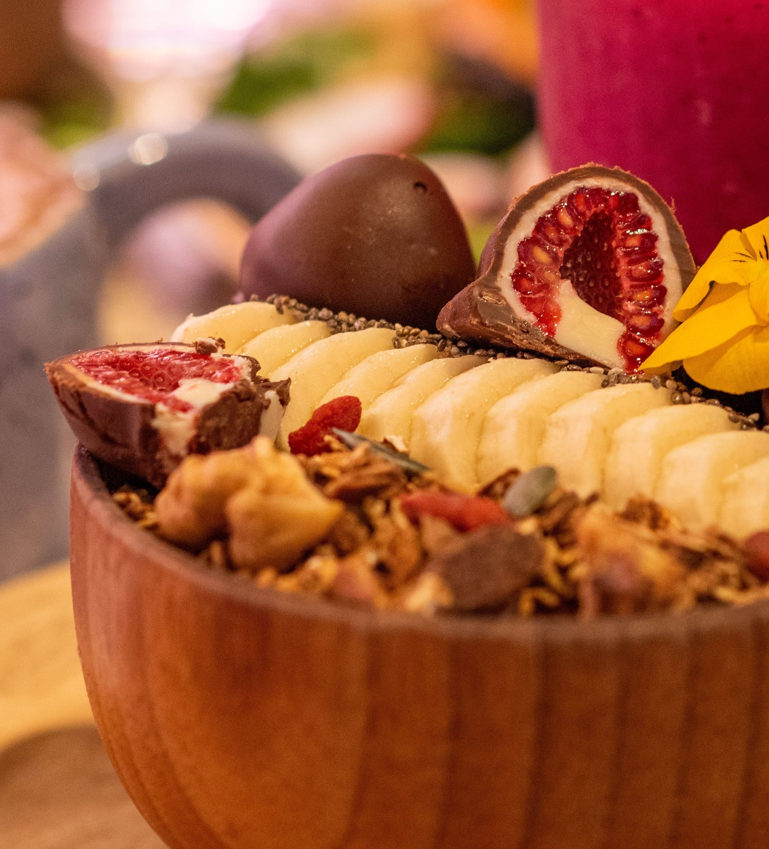 acai bowl avec framboise enrobée au chocolat blanc et au lait