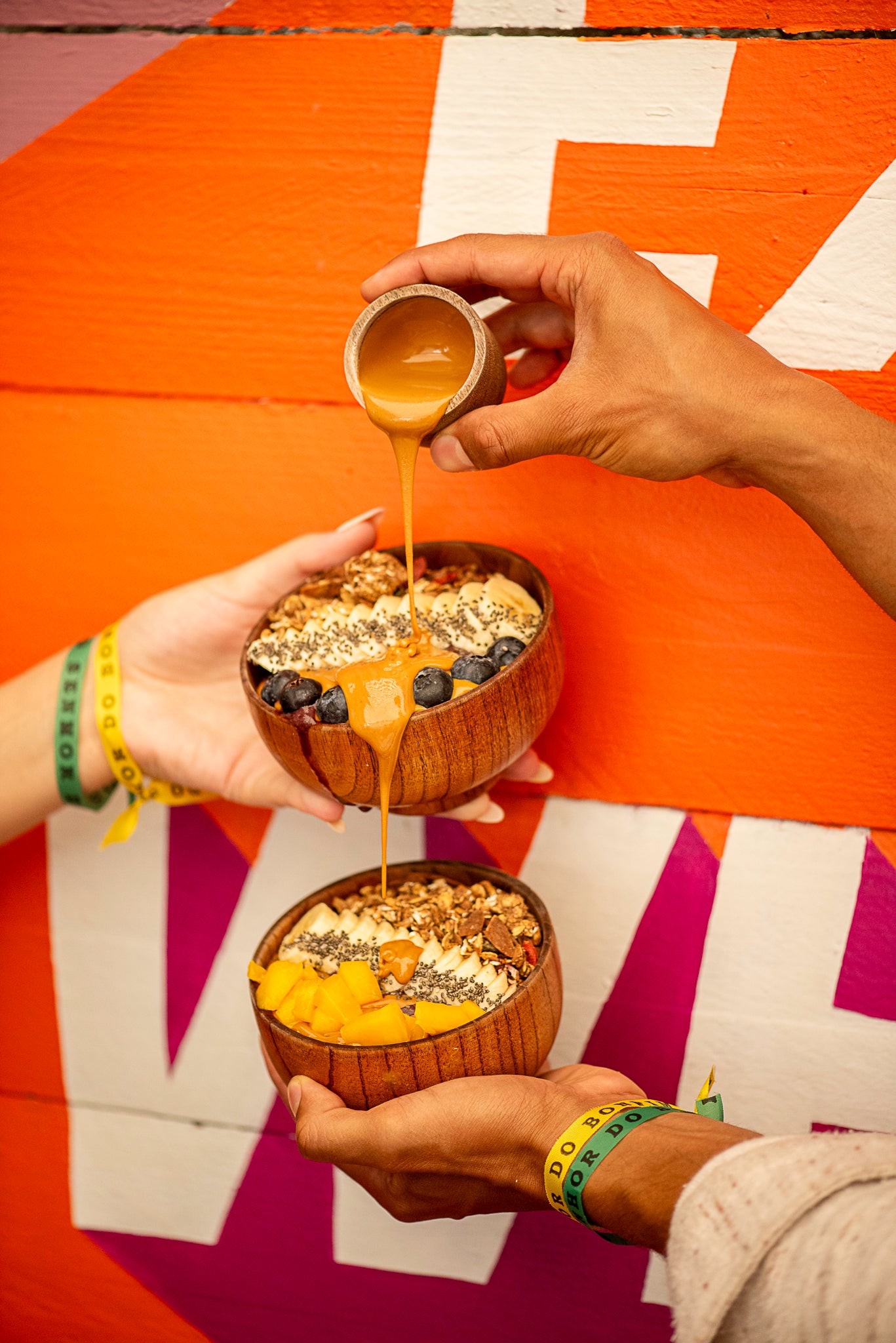 acai bowl mangue et myrtilles avec coulis de beurre de cacahuètes maison