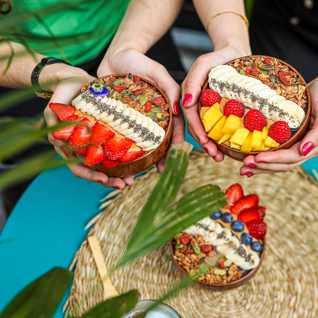 acai bowl avec fruits, fraise, mangue, berry, granola et beurre de cacahuètes fait maison