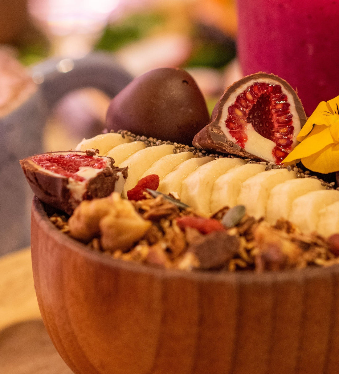 acai bowl avec framboise enrobée au chocolat blanc et au lait